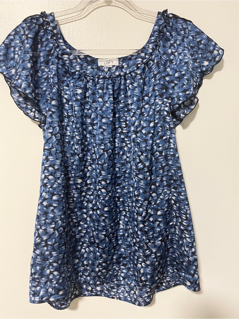 LOFT Flutter Sleeve Blouse Ruffle Satiny Lightweight Blue Abstract Patterned Med